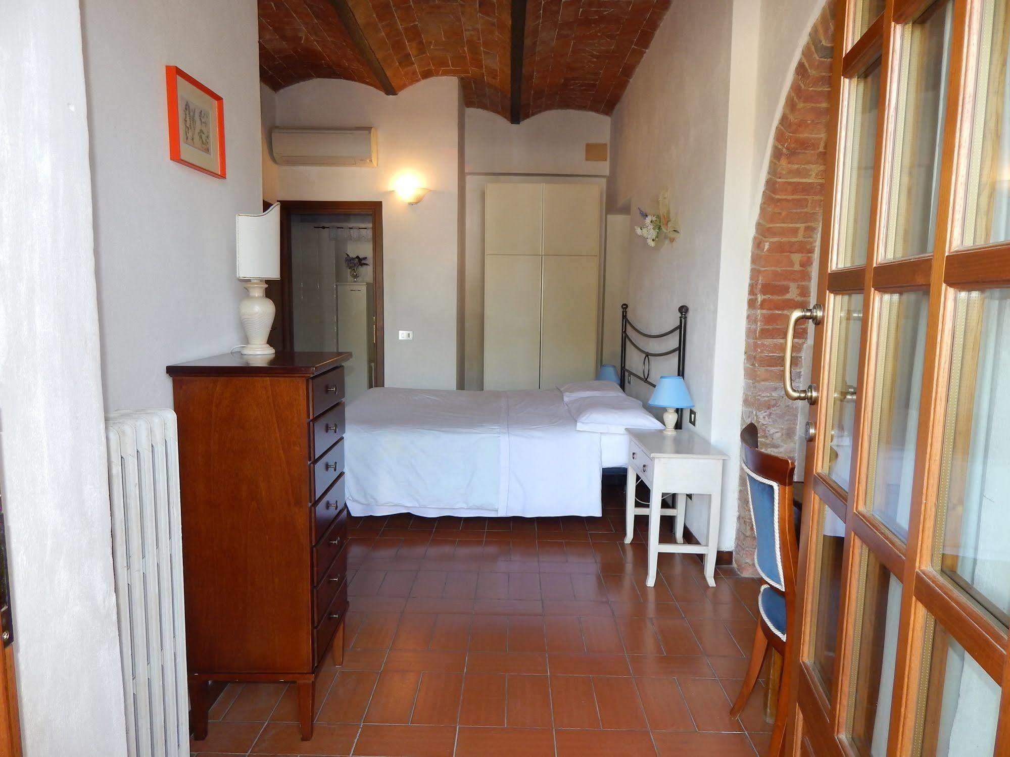 Fullino Nero Rta - Residenza Turistico Alberghiera Siena Buitenkant foto